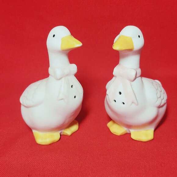 Vintage Salt and Pepper Shaker Duck Geese Pink Bow Set of 2 - Picture 1 of 10